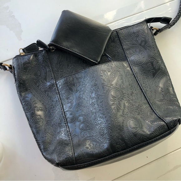 RELIC Utility Pocket Shoulder Bag Embossed Flower Print Black Leather Wallet - Picture 3 of 11